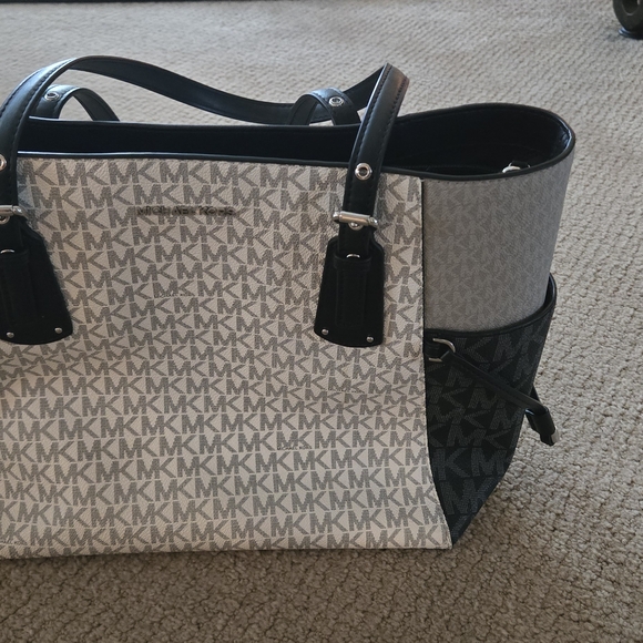 Michael Kors Black and Gray Shoulder Bag with Elegant Design And Matching wallet - Picture 2 of 4